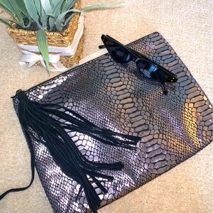 Remi & Reid Mettalic Tassel Cutch